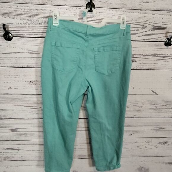 "Gloria Vanderbilt" woman's cropped pants. - Picture 3 of 9